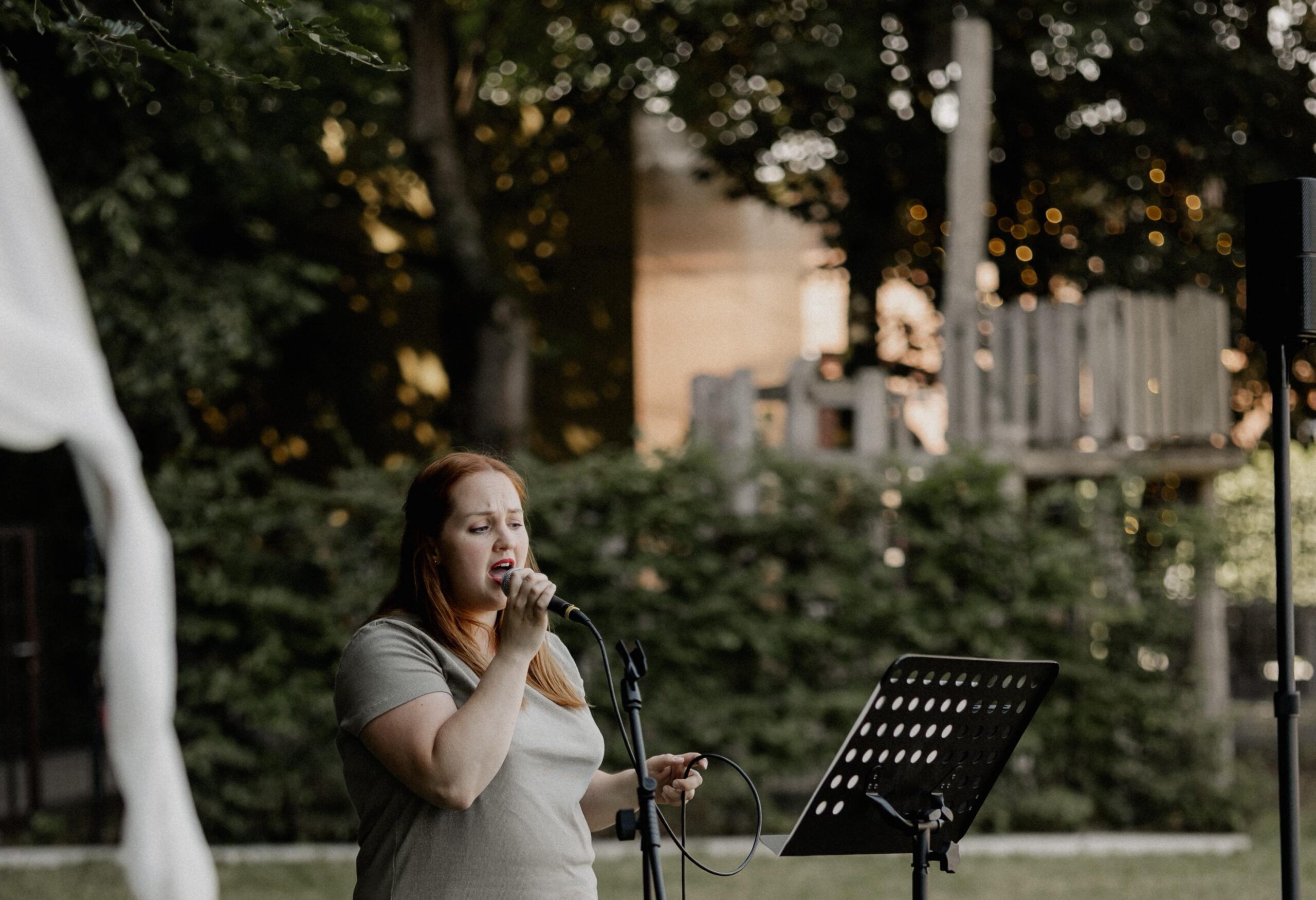 Melissa Niemann singt auf einer Hochzeit im Freien